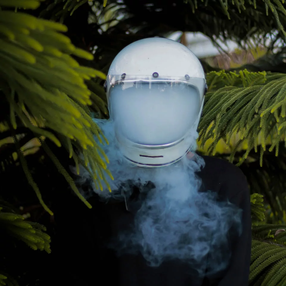 Casque rempli de fumée illustrant les conduites addictives