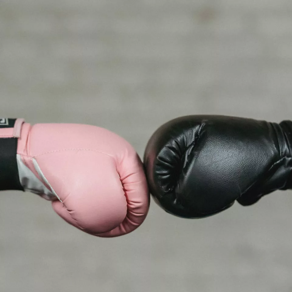 Personnes avec des gants de boxes illustrant la préparation mentale et l'estime de soi