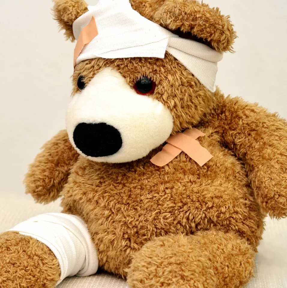 Ours en peluche avec des bandages illustrant les troubles du comportement ou les douleurs physiques